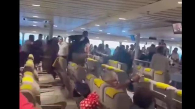 Απίστευτες εικόνες: Άγρια συμπλοκή μεταξύ επιβατών πλοίου στην Τήνο και δεκάδες συλλήψεις! (video)