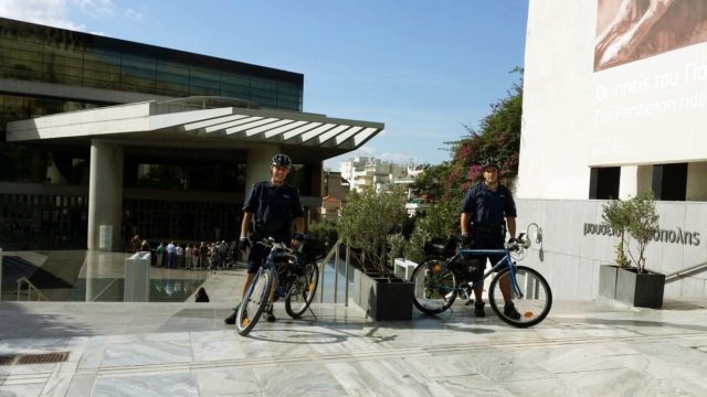 Εντυπωσιακό: Αστυνομικοί με ποδήλατα που μιλούν ξένες γλώσσες περιπολούν στην Καστοριά το καλοκαίρι