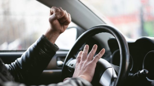 Σταματήστε το τώρα: Πρόστιμο 100 ευρώ και αφαίρεση διπλώματος – Το κάνουν όλοι οι Έλληνες οδηγοί