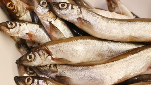 Όχι μόνο με λεμόνι και ξύδι: Αυτοί είναι οι 6 τρόποι για να μη μυρίζουν «ψαρίλα» τα χέρια σας όταν μαγειρεύετε