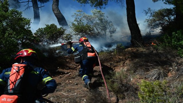 Φωτιά στη Γλυφάδα: Σύλληψη δύο ανηλίκων – «Τη βάλαμε για παιχνίδι»