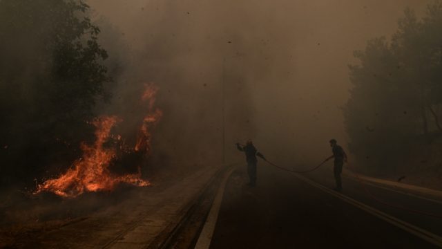Έκτακτη ανακοίνωση από ΔΕΔΔΗΕ: Διακοπές ρεύματος στις πληγείσες περιοχές της Αττικής λόγω της πυρκαγιάς
