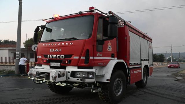 Φωτιά στην Καλλιθέα: Συναγερμός στην πυροσβεστική