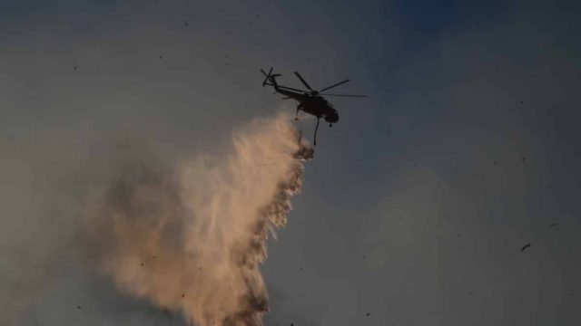 Φωτιά στο Μαρούσι: Επιχειρούν 2 ελικόπτερα στο σημείο