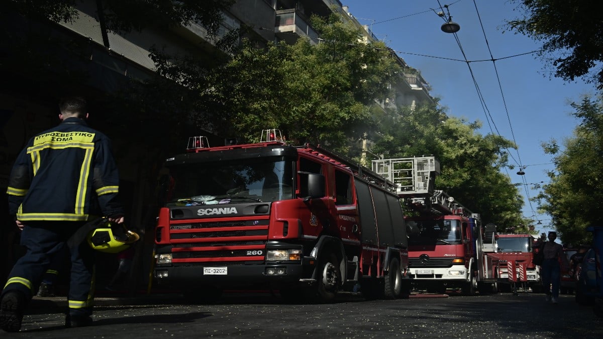 Φωτιά σε λεωφορείο στη λεωφόρο Ποσειδώνος στο ύψος της Βουλιαγμένης