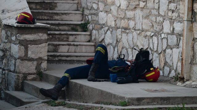Η φωτογραφία της ημέρας: Και οι ήρωες λυγίζουν…