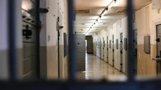 Σοκ: Κρατούμενοι σκότωσαν τουλάχιστον έναν φρουρό και συνέλαβαν ομήρους σε φυλακή (video)