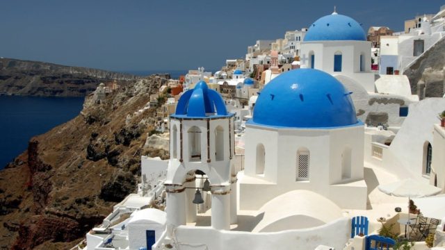 Δίνει το παράδειγμα μαγαζί στην Σαντορίνη: «Μην σηκώνεστε για να κάτσουν οι τουρίστες» (photo)