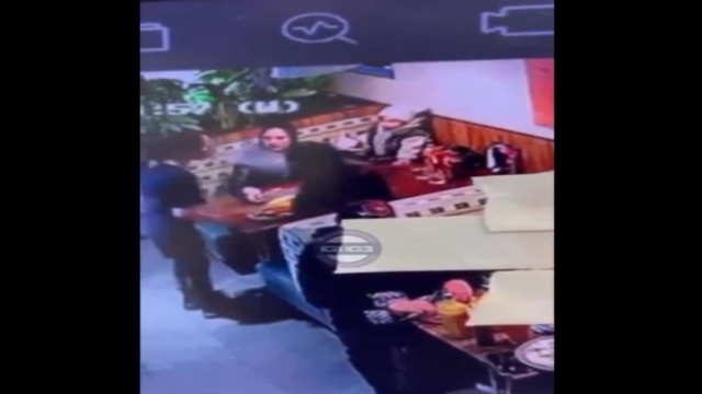 Σοκ: Η στιγμή που απαράδεκτος πελάτης εστιατορίου χτυπά στο κεφάλι με πιάτο τη σερβιτόρα (video)