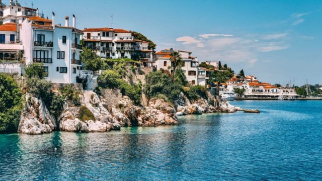 Φυσικά τοπία και κοσμοπολίτικες διακοπές: Κρυστάλλινα νερά, άπαιχτο φαγητό και αξέχαστη περατζάδα