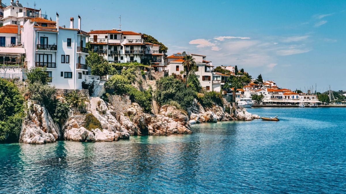 Φυσικά τοπία και κοσμοπολίτικες διακοπές: Κρυστάλλινα νερά, άπαιχτο φαγητό και αξέχαστη περατζάδα