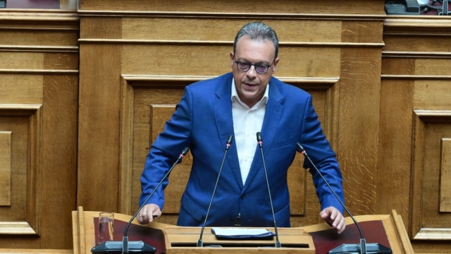 Αντάρτικο από τον Φάμελλο: Αρνείται να παραιτηθεί από πρόεδρος της ΚΟ του ΣΥΡΙΖΑ – Ζητά να του γίνει μομφή