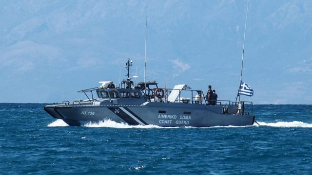 Σύμη: Το ταχύπλοο με τους μετανάστες εμβόλισε το σκάφος του Λιμενικού – Από βολίδα ο θάνατος του 39χρονου αλλοδαπού