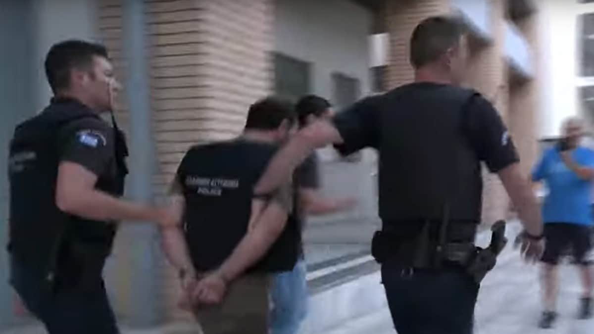 Σπάρτη: Αυτός είναι ο 40χρονος που βίαζε την 9χρονη κόρη του – Με αλεξίσφαιρο γιλέκο στον Εισαγγελέα