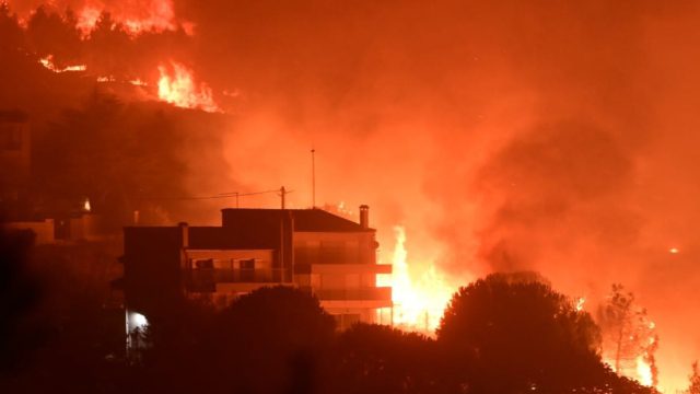 Έφτασε και στα σπίτια η πυρκαγιά στην Αττική: Στις φλόγες σπίτι στον Διόνυσο – Τρομακτικές εικόνες από τον Μαραθώνα