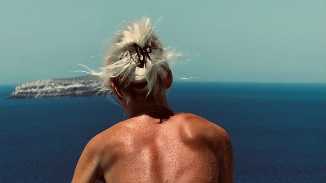 Σάλος με αποκαλυπτικά ΒΙΝΤΕΟ γνωστής Ελληνίδας στη Σαντορίνη – Πρώην Survivor!