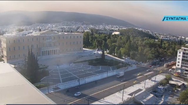 Φωτιά στην Αττική: Μαύρο «πέπλο» πάνω από το Σύνταγμα – Αποπνικτική ατμόσφαιρα από τον καπνό που ταξίδεψε 300 χλμ. (photo)