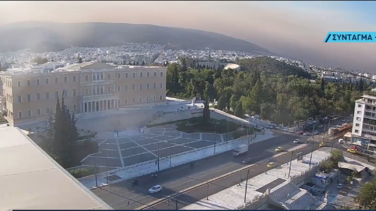 Φωτιά στην Αττική: Μαύρο «πέπλο» πάνω από το Σύνταγμα – Αποπνικτική ατμόσφαιρα από τον καπνό που ταξίδεψε 300 χλμ. (photo)
