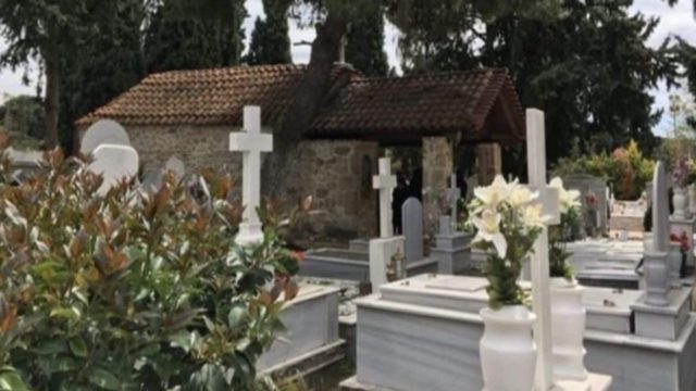 Τοποθέτησαν φούρνο μικροκυμάτων πάνω σε τάφο: Η εξήγηση που δόθηκε θα σας αφήσει κουφούς
