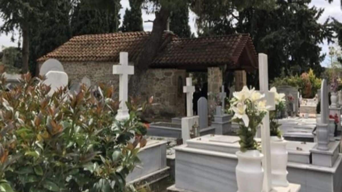 Τοποθέτησαν φούρνο μικροκυμάτων πάνω σε τάφο: Η εξήγηση που δόθηκε θα σας αφήσει κουφούς