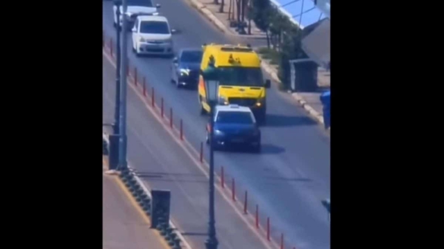 Έλληνας ταξιτζής γίνεται viral: Το ένα λάθος πίσω από το άλλο – Κλείνει τον δρόμο και σε ασθενοφόρο (Video)