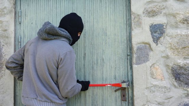 Σοκ στο Παλαιό Φάληρο: Διαρρήκτες τα έκαναν άνω κάτω όσο έλειπαν οι ένοικοι – Πώς μπήκαν στο σπίτι (video)