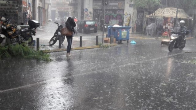 Έντονη χαλαζόπτωση «σαρώνει» τα Τρίκαλα: Μήνυμα από το 112, «Περιορίστε τις μετακινήσεις σας»