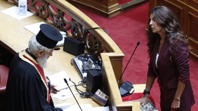 Ορκίστηκε βουλευτής η Πόπη Τσαπανίδου: Η απάντησή της για ενδεχόμενη διαγραφή από τον ΣΥΡΙΖΑ