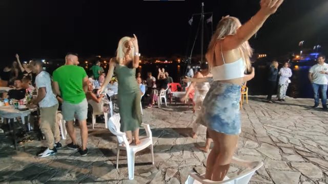 Το πανηγύρι πήρε «φωτιά»: Μερακλούδες ξανθιές χορεύουν ξυπόλυτες το πιο «μεθυστικό» τσιφτετέλι (video)
