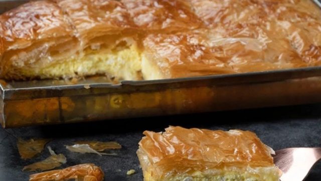 Τραγανή τυρόπιτα με φύλλο κρούστας και πανδαισία τυριών