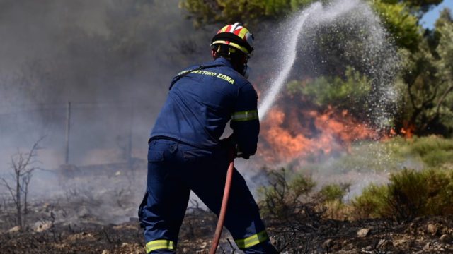 Φωτιά στην Αττική: «Τα πυροσβεστικά ήταν έξω από τις βίλες, ήταν καθαρός εμπρησμός» – Σοκάρει η μαρτυρία κατοίκου του Βαρνάβα (video)