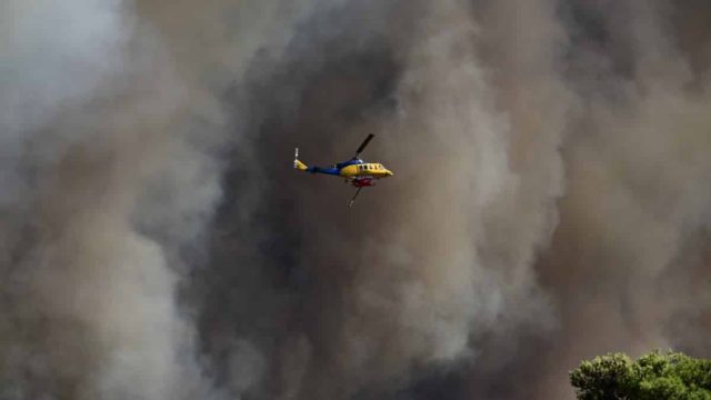 Φωτιά στον Βαρνάβα: Καίει ανεξέλεγχτα, λέει ο δήμαρχος Μαραθώνος – Στο νοσοκομείο δύο άτομα με αναπνευστικά προβλήματα