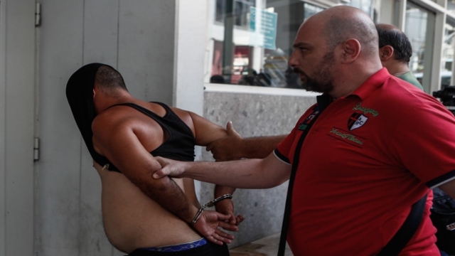 Απόπειρα βιασμού στη Σαλαμίνα: Στον ανακριτή με καλυμμένο το πρόσωπο και χειροπέδες ο επίδοξος βιαστής της 20χρονης – Έχει συλληφθεί άλλες 15 φορές