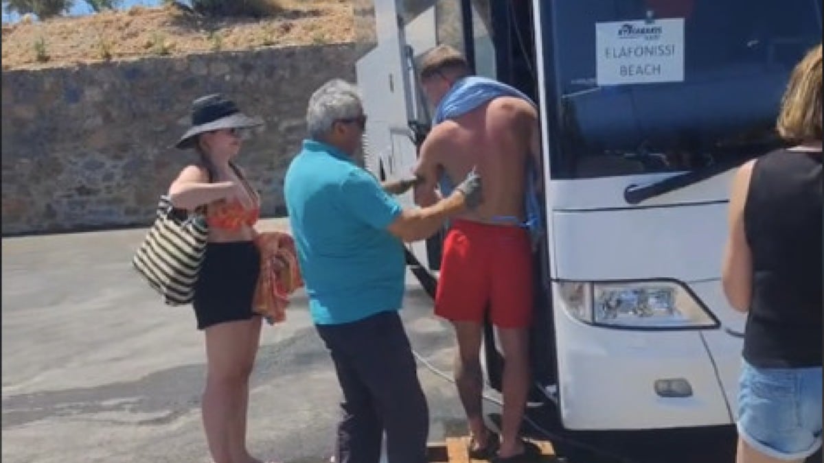 «Αυτά γίνονται μόνο στην Ελλάδα»: Οδηγός λεωφορείου στην Κρήτη ξεπλένει τουρίστες από… την άμμο (video)