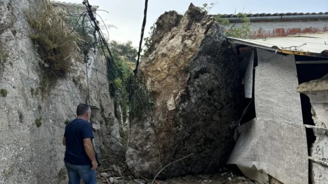 Αναστάτωση στην Κέρκυρα: Πελώριος βράχος αποκολλήθηκε από τη βουνοπλαγιά και έπεσε μέσα σε χωριό (photos)