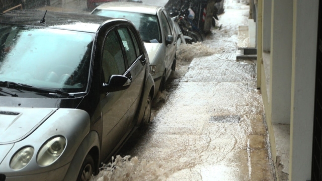 Χάος από τη βροχή: Σημειωτόν τα οχήματα στην εθνική – Χωρίς ρεύμα οι Άγιοι Ανάργυροι