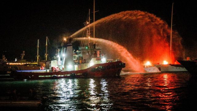 Μεγάλη φωτιά στη Μαρίνα Ζέας: Στις φλόγες παραδόθηκαν τρία πολυτελή γιοτ – Απεγκλωβισμός 10 ατόμων από την προβλήτα