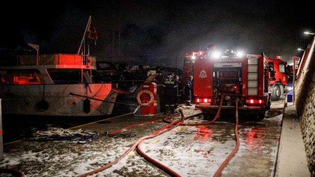 Φωτιά στη Μαρίνα Ζέας: Βυθίστηκαν τρία από τα τέσσερα σκάφη που τυλίχτηκαν στις φλόγες – Πώς ξεκίνησε η πυρκαγιά