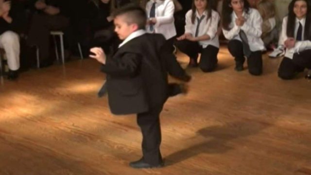 Σκέτη λεβεντιά: 5χρονος χόρεψε ζεϊμπέκικο και καταχειροκροτήθηκε (Video)