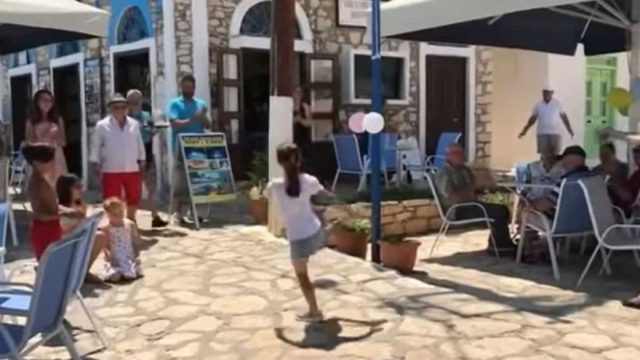 8χρονο κοριτσάκι χορεύει το πιο μάγκικο ζεϊμπέκικο στο Καστελόριζο και συγκινεί (video)