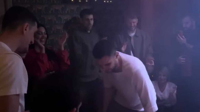 Ηγέτης και λεβέντης: Όταν ο Κώστας Παπανικολάου «ζάλισε» τους πάντες με το «βαρύ» του ζεϊμπέκικο (video)