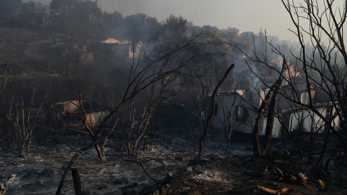 Ανεξέλεγκτη φωτιά στο Ξυλόκαστρο: Έκτακτη σύσκεψη στην Πολιτική Προστασία – Ήχησε τρεις φορές το 112