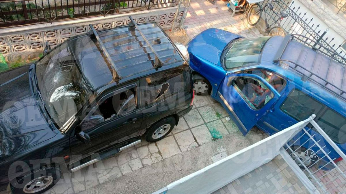 Θεσσαλονίκη: 50χρονος πήρε… σβάρνα με τσεκούρι αμάξια γειτόνων του – Πίστευε ότι έβαλαν κάμερες σπίτι του
