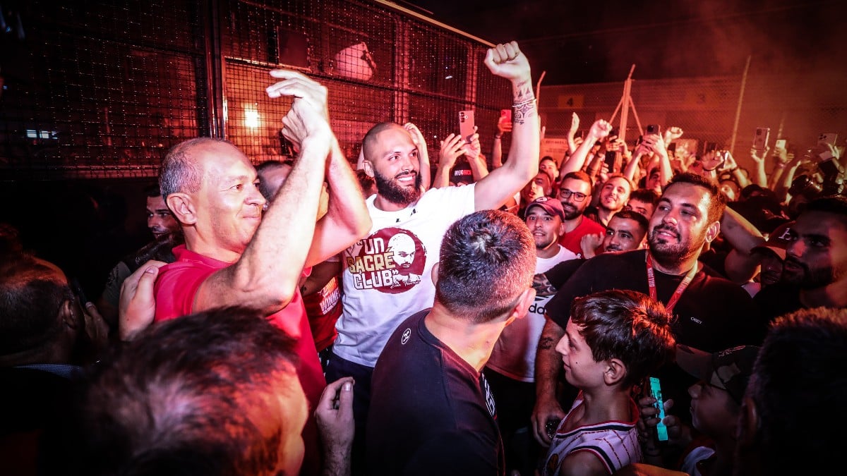 Πανδαιμόνιο στο αεροδρόμιο για τον Φουρνιέ: «Κατακόκκινο» το «Ελ. Βενιζέλος» για τον Γάλλο παικταρά! (photos)