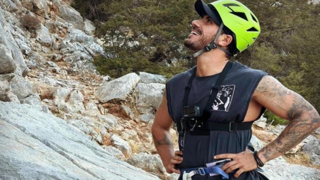 Ο Άκης Πετρετζίκης πήγε για διακοπές στο πανέμορφο νησί της Καλύμνου και αποφάσισε να κάνει αναρρίχηση