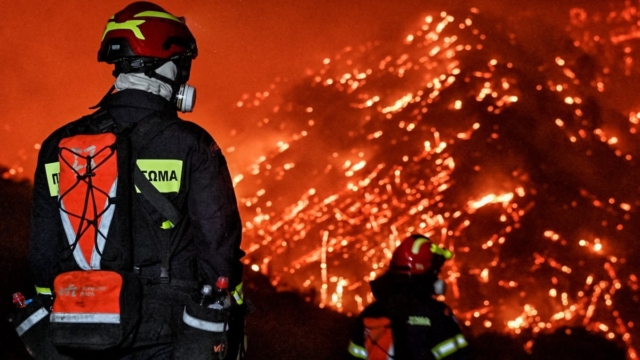 Φωτιά στο Ξυλόκαστρο: Σπαράζει η αδερφή του ενός νεκρού – «Σε αυτή τη χώρα πεθαίνεις σαν το σκυλί στο αμπέλι»