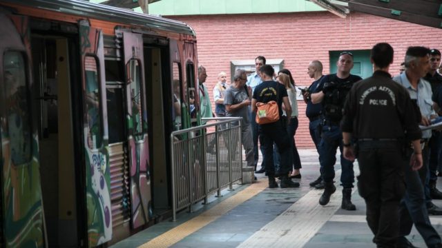 Φωτιά στις γραμμές του ηλεκτρικού στη Νερατζιώτισσα – Εκκενώθηκε ο συρμός