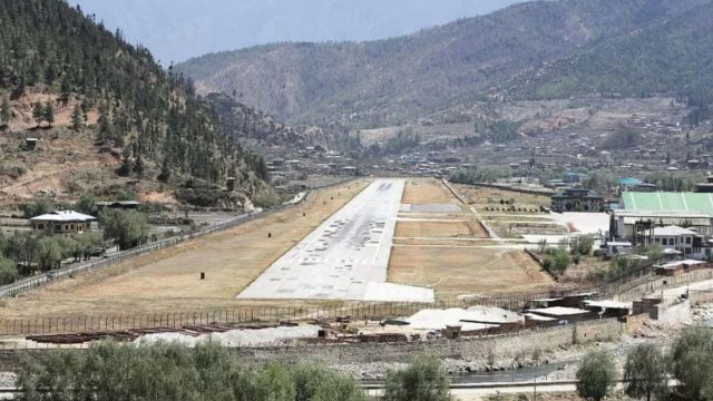 Η προσγείωση σε αυτό το αεροδρόμιο είναι τόσο δύσκολη που μόνο 50 πιλότοι μπορούν να προσγειώσουν το αεροπλάνο