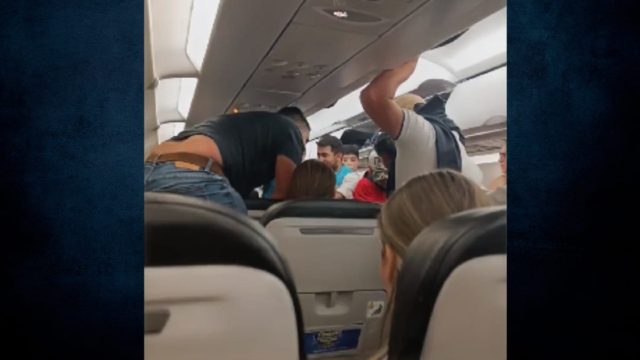 Τρόμος για επιβάτες αεροσκάφους: Πέταξε μέσα σε τροπική καταιγίδα και άρχισαν τις προσευχές (video)