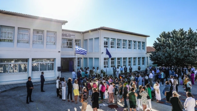 Επιστροφή στα θρανία: Τι αλλάζει με τις απουσίες και τα κινητά – Όσα πρέπει να ξέρουν γονείς και μαθητές (video)